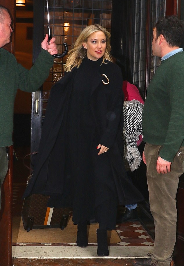 كيت هدسون في معطف أسود