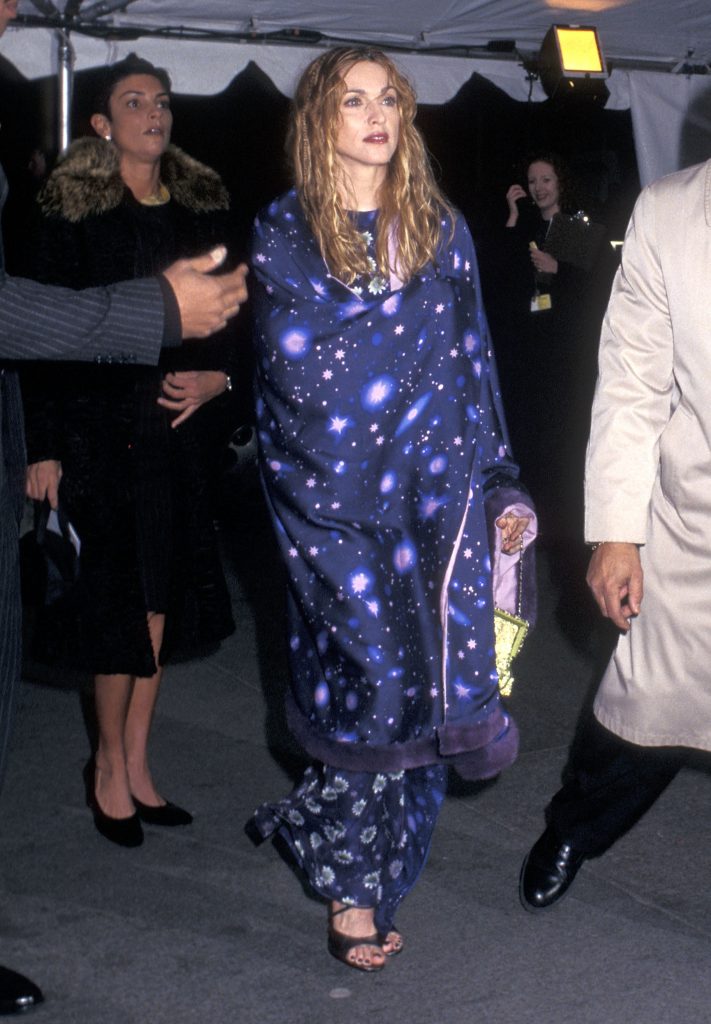 مادونا (Madonna) في إطلالة من ماركة Versace، في عام 1997