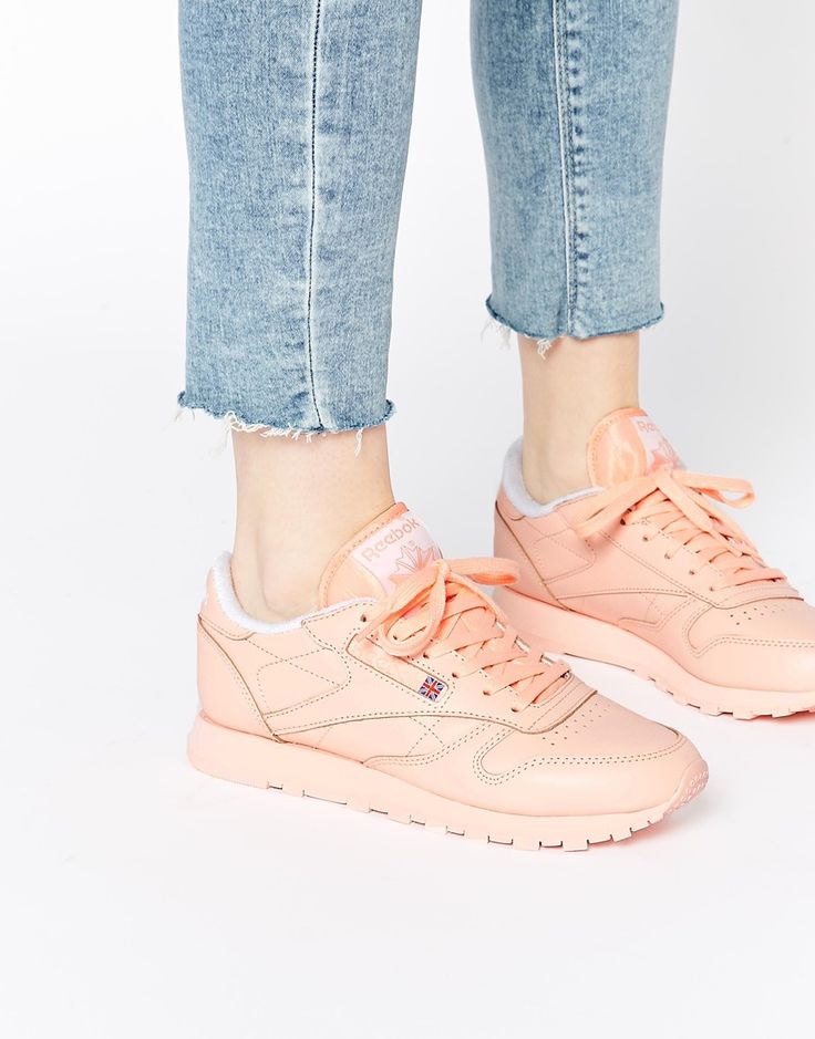 أحذية رياضية بألوان الباستيل