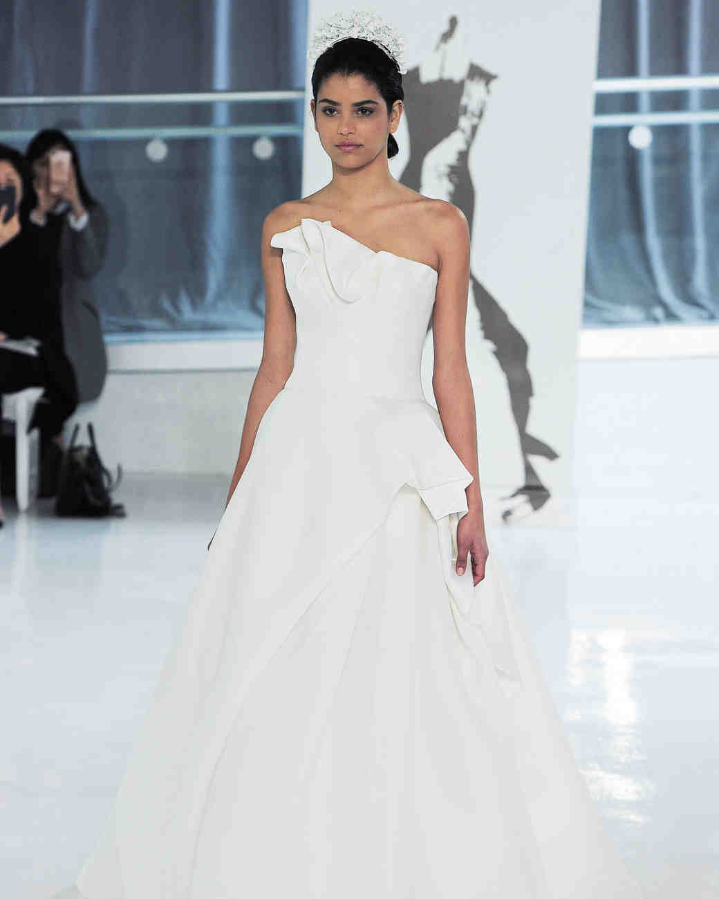 موديلات فساتين زفاف عصرية من تصميم بيتر لانغير لربيع 2018