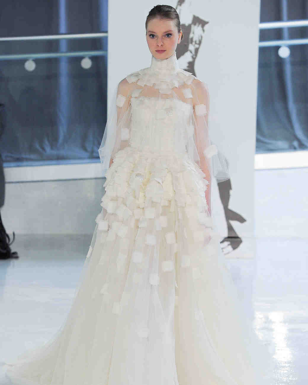 نبذة عن بيتر لانغير بيتر لانغير هو مصمم أزياء إيطالي موهوب، خاصة في تصاميم فساتين الزفاف، تجمع تصاميمه بين الدقة الألمانية والأناقة الإيطالية والطبيعة الإسبانية والطعم الفرنسي، ويضفي على تصاميمه أناقة ليس لها مثيل. عمل من قبل في كثير من بيوت الأزياء العالمية مثل: إيمانوال أنغارو وكريستيان ديور وغي لاروش، وذلك قبل أن يفتح متجره الأول في روما. تميز بيتر لانغير بتصاميمه الرائعة لفساتين الزفاف، ومما يزيدها جمالا إستعانته بمجموعات من الأقمشة الفاخرة من إيطاليا وفرنسا، والعمل مع فريق عمل ماهر. و الآن يعمل المتجر الأساسي لبيتر لانغير في روما، منذ عام 2004، و لكنه يمتلك 70 متجر حول العالم في جميع أنحاء إيطاليا وأوربا من الولايات المتحدة إلى اليابان. وحصل لانغير على العديد من الجوائز على مدى سنوات عمله، أشهرهم جائزة the bridal couture لمصممي الأزياء العالميين.