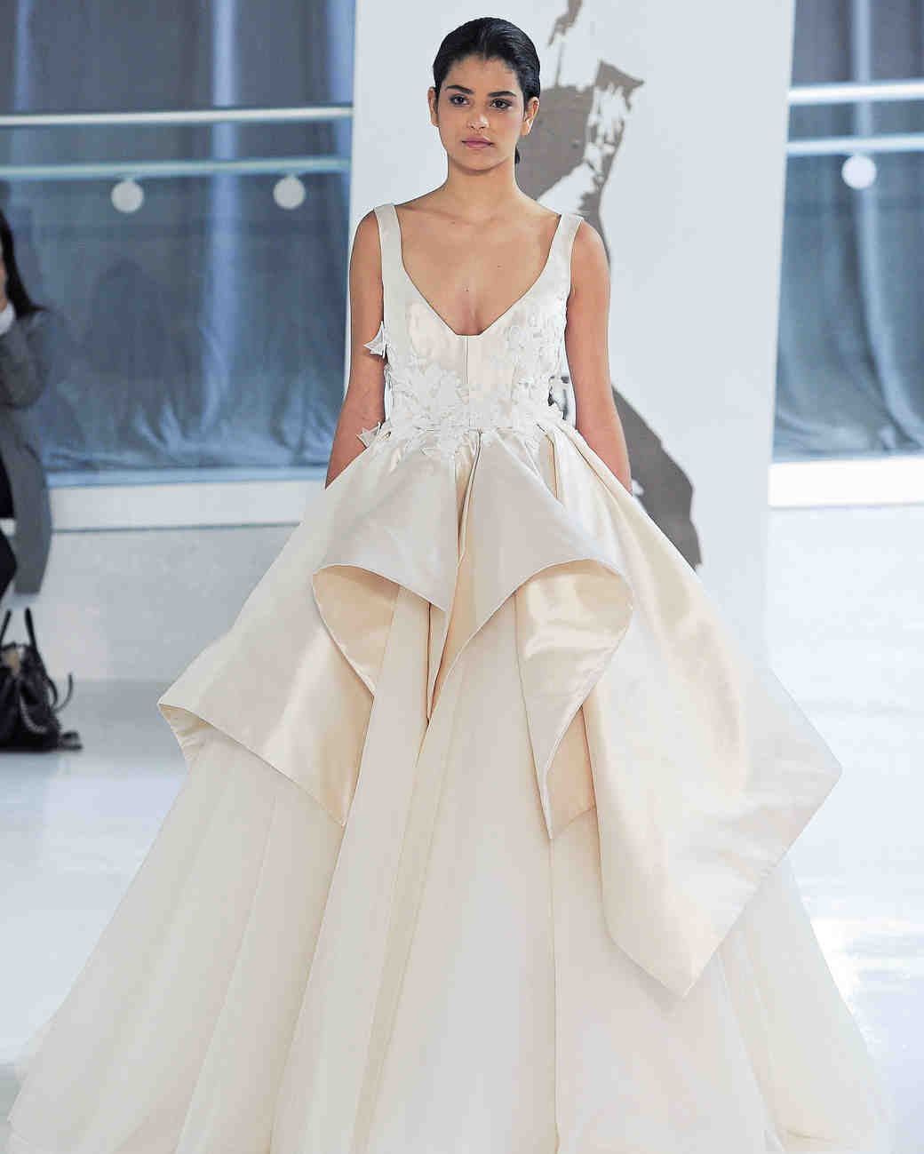 موديلات فساتين زفاف عصرية من تصميم بيتر لانغير لربيع 2018