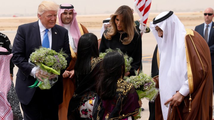 اطلالة ميلانيا ترامب بزي محتشم أثناء زيارتها للسعودية