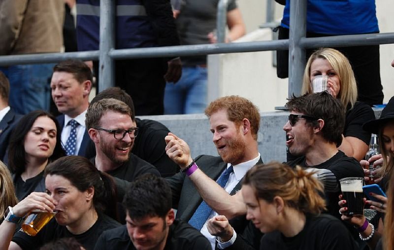 الأمير هاري أثناء تبادله المزاح مع جمهور المباراة