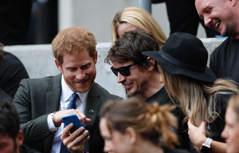 الأمير هاري في مقعده وسط جمهور المباراة البالغ عدده 81.577