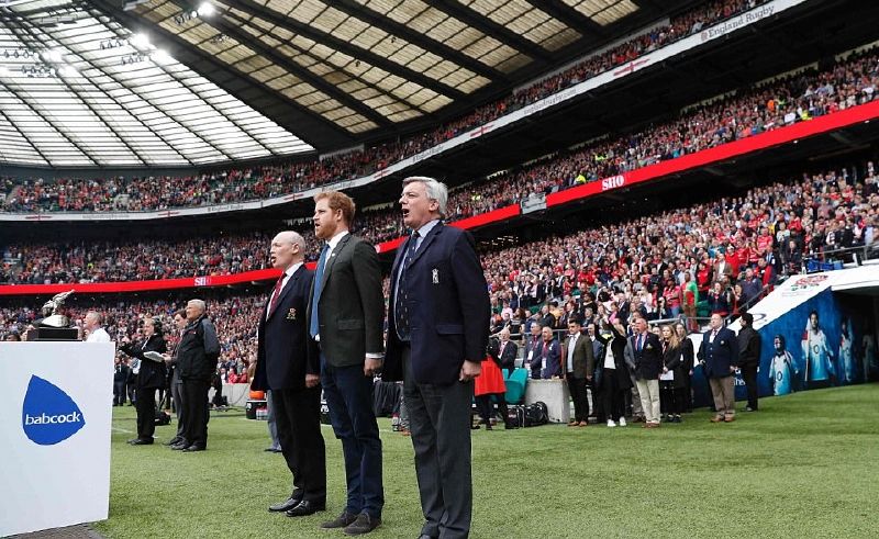 الأمير هاري يردد النشيط الوطني مع جمهور المباراة