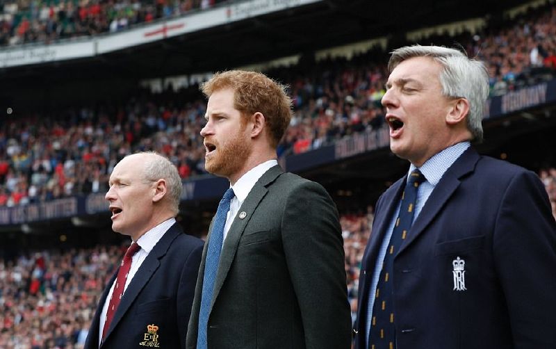 الأمير هاري يردد النشيط