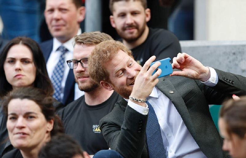 الأمير هاري يلتقط بعض الصور مع الجمهور