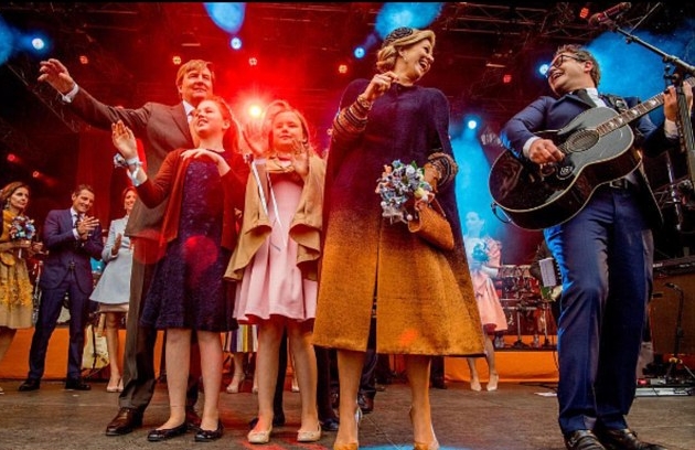العائلة تحتفل بعيد ميلاد الملك على خشبة المسرح في حفلة موسيقية في تيلبورغ