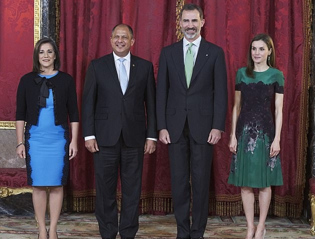 الملك فيليب السادس وزوجته الملكة ليتيزيا في استقبال الرئيس لويس غييرمو سوليس وزوجته السيدة مرسيدس بيناس