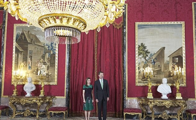 الملك فيليب السادس وزوجته الملكة ليتيزيا في القصر الملكي في العاصمة الإسبانية مدريد
