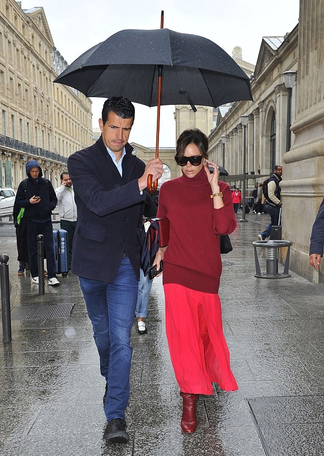 بعد الاحتفال بعيد ميلاد زوجها..فيكتوريا بيكهام تحت الأمطار