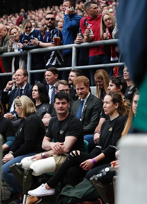 جمهور المباراة البالغ عدده 81.577 ومن ضمنهم عسكريين سابقين ومتسابقين