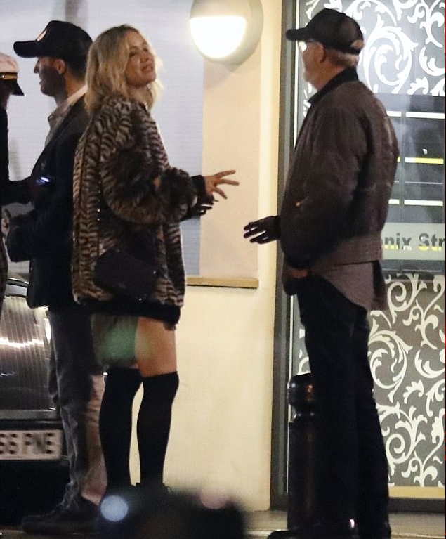 جينيفر لورانس ترتدي معطف فرو في سهرة وسط أصدقائها