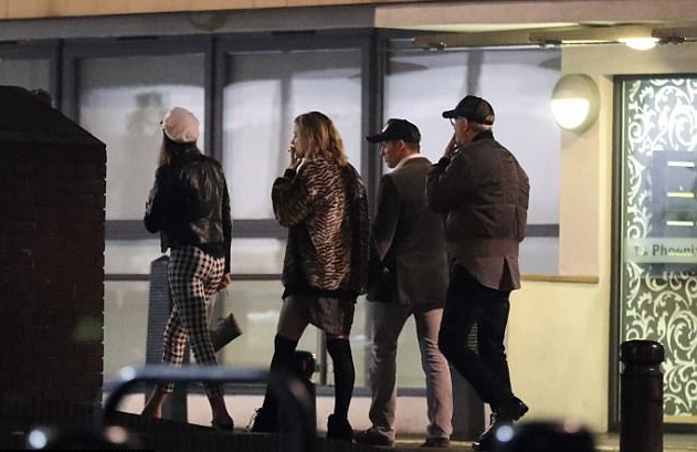 جينيفر لورانس في سهرة وسط أصدقائها