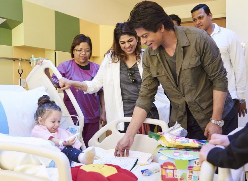 شاروخان يزور مستشفى للأطفال في دبي