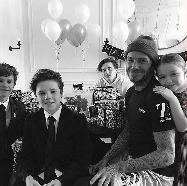 فيكتوريا احتفلت بعيد ميلاد زوجها وسط أبنائهم