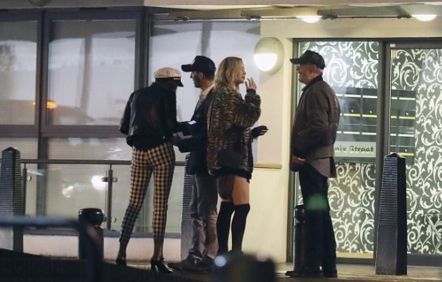 فيلم جينيفر تردي معطف فرو بألوان جلد النمر