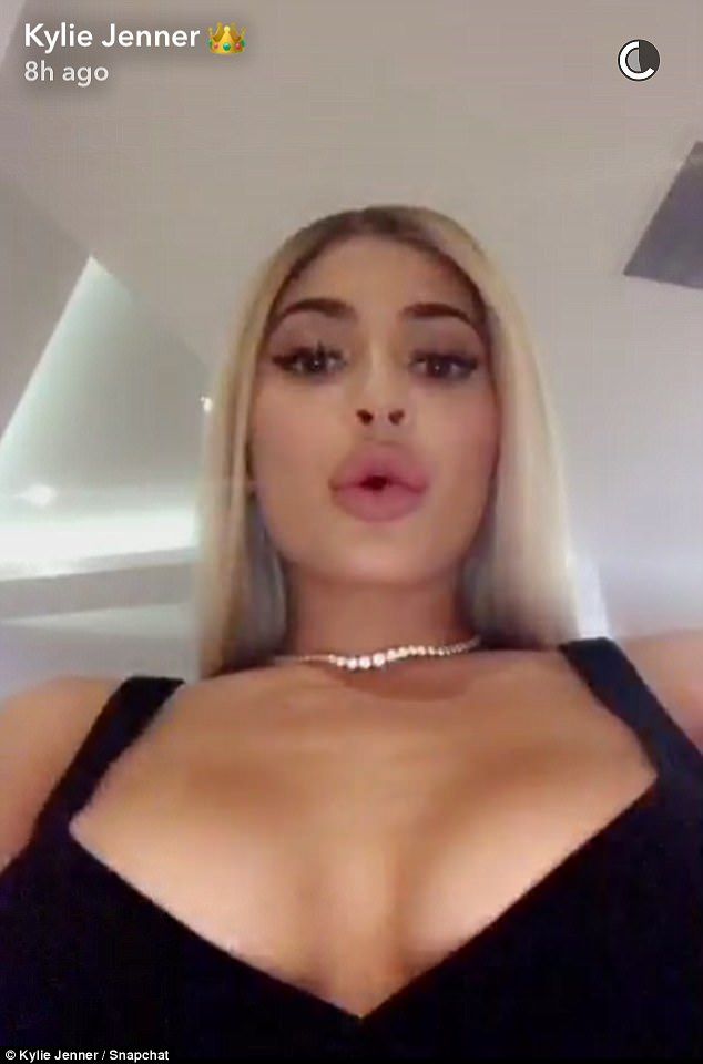 كايلي جنير تنشر صور مثيرة على سناب شات