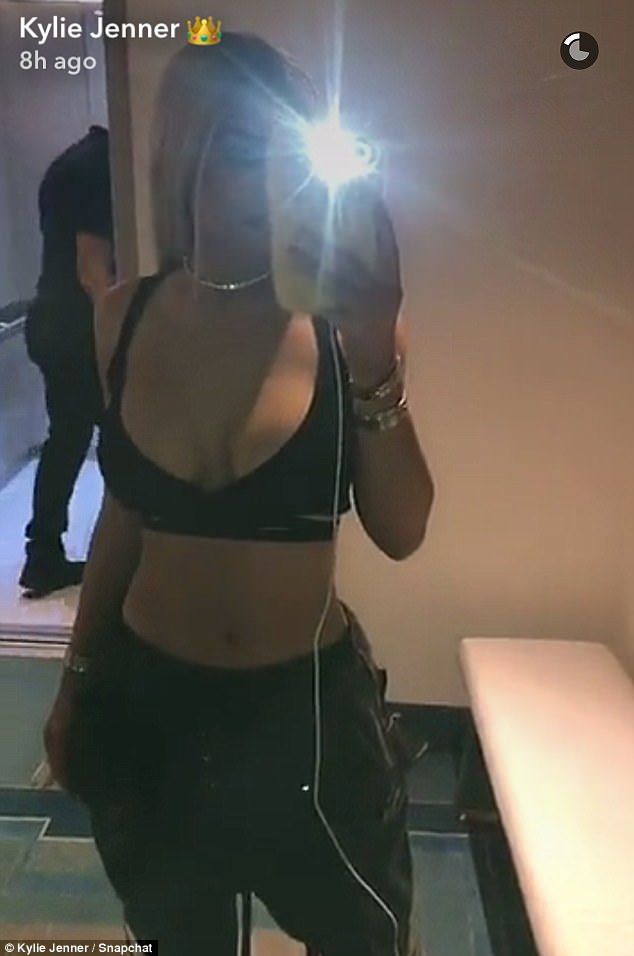 كايلي جنير عبر تطبيق سناب تشات وهي ممسكة بهاتفها وتستعرض جمالها