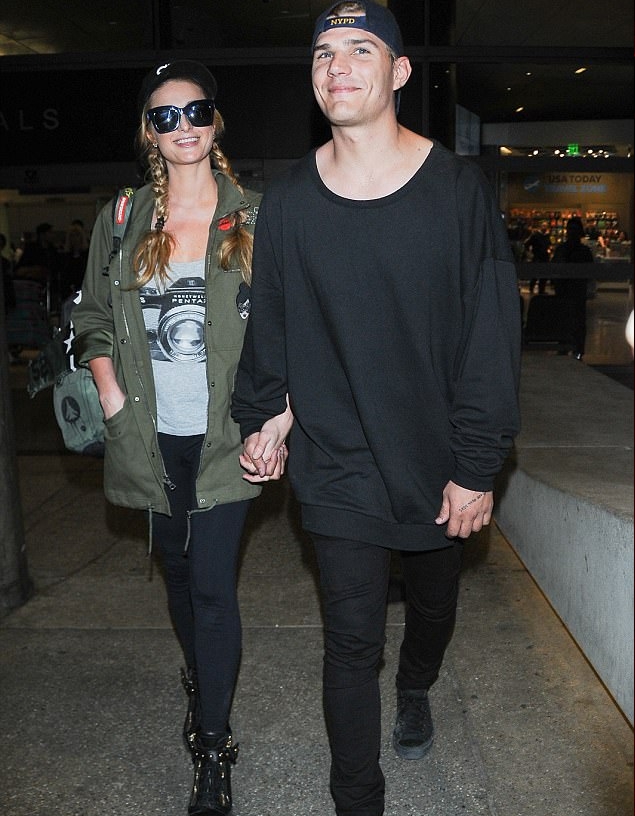 كريس زيلكا يتغزل بباريس هيلتون