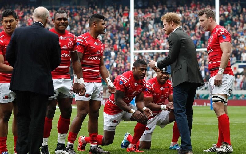 لاعبي فيجي ينحنون احتراما أمام الأمير هاري