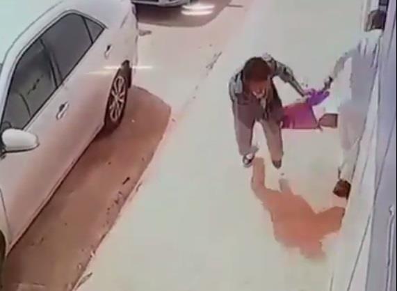 لحظة مهاجمة لص لأحد الأشخاص وخطف كيس ذهب