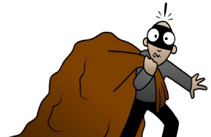 لص يخطف كيس ذهب ويلوذ بالفرار