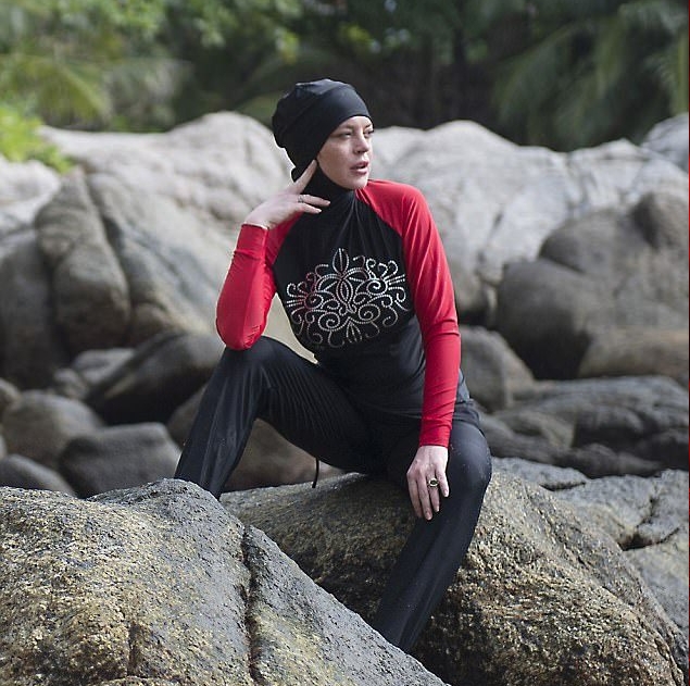 ليندسي لوهان بالبوركيني