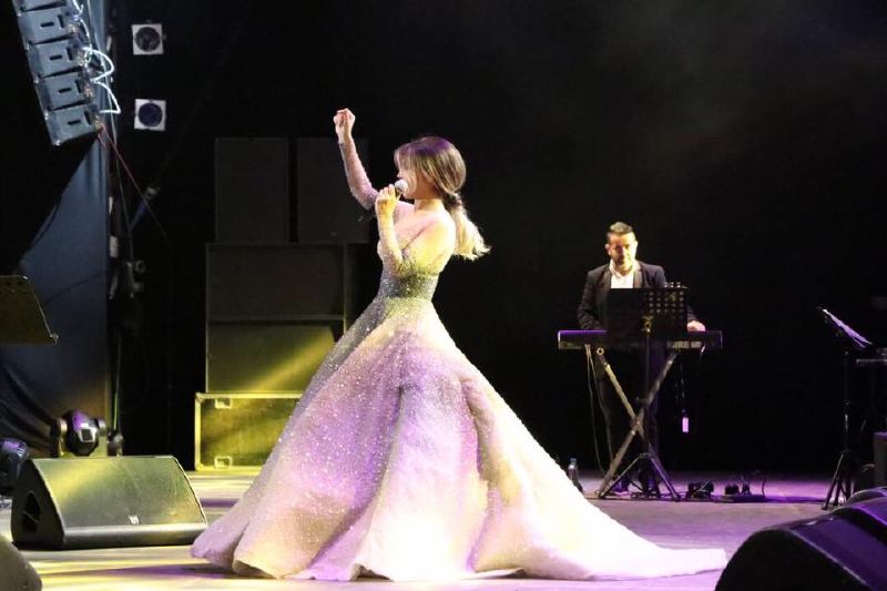 نوال الزغبي تغني مين حبيبي أنا