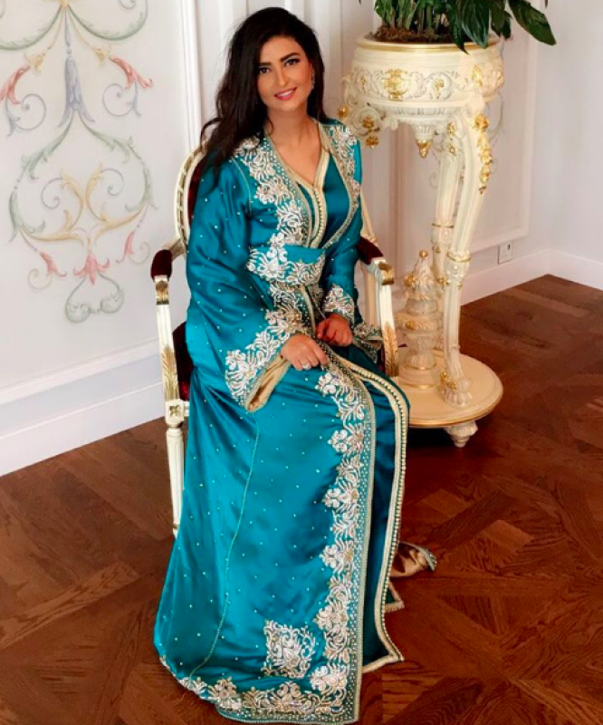 علا الفارس  بالقفطان المغربي