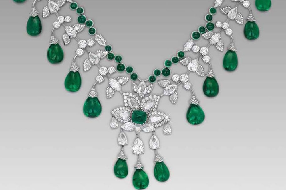 مجوهرات مرصعة بحجر الزمرد