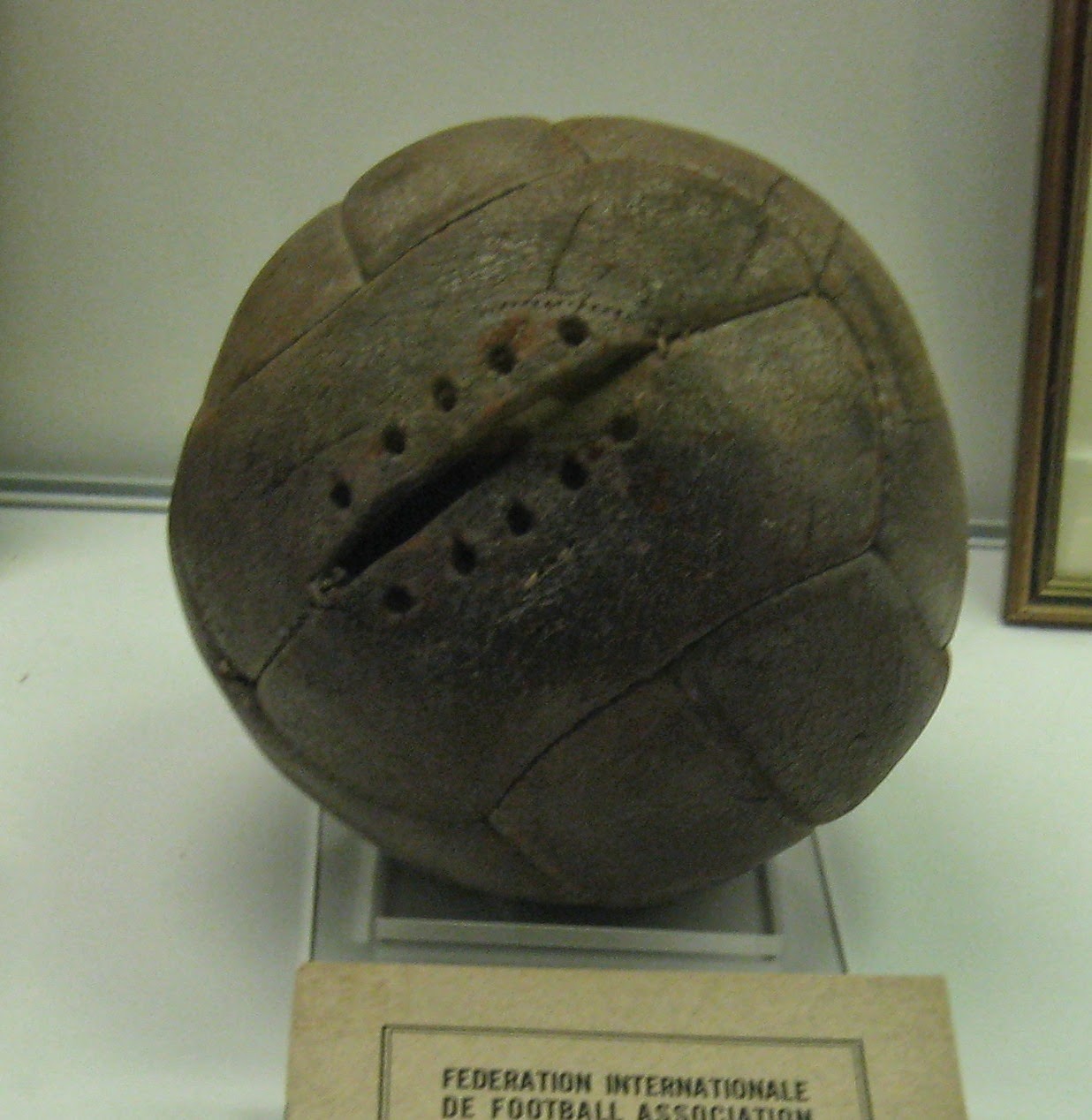 اول كرة قدم مصنوعة من الجلد ومحشوة بالريش