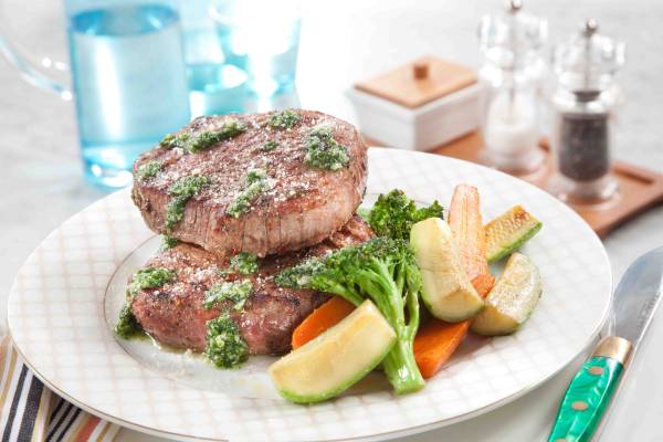 ستيك لحم مع صوص الريحان