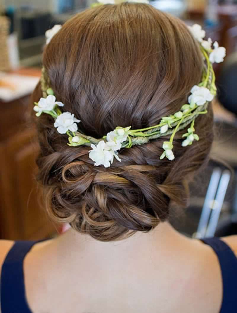 تسريحة شعر طوق الورد للبنات في الصيف