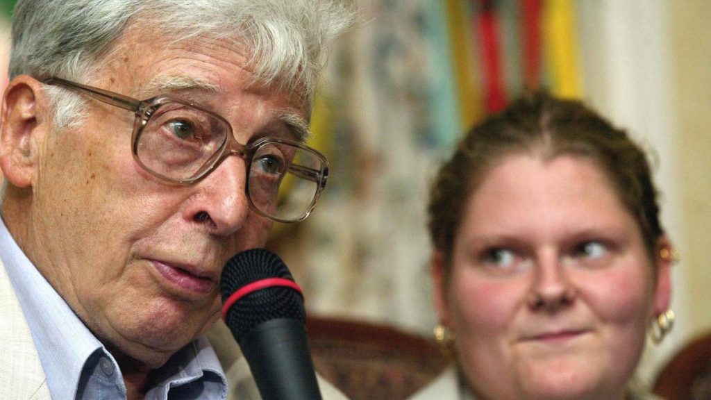 من-هو-أول-طفل-انابيب-في-العالم-؟- (7)