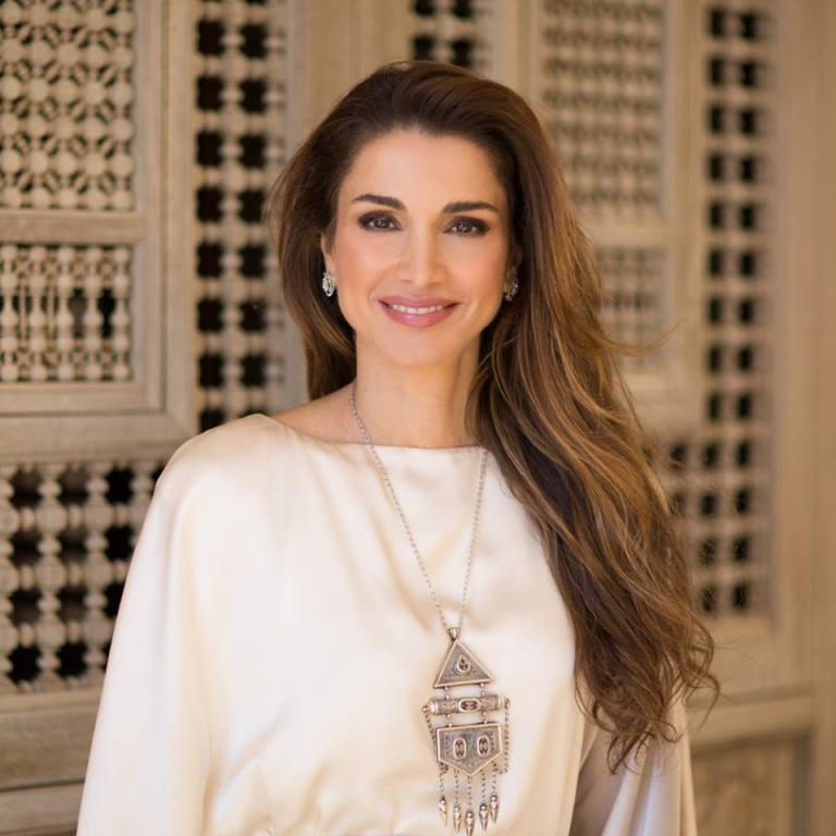 بالصور-اجمل-ازياء-الملكة-رانيا-العبدالله- بمناسبة- عيد- مولدها- (2)