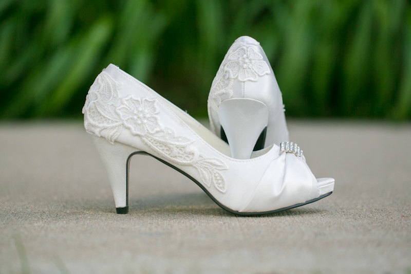 حذاء-ابيض-للعرائس