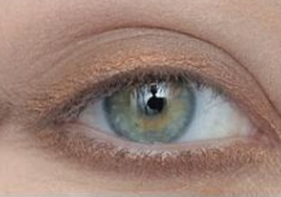 الخطوة الثانية من مكياج العيون الخضراء