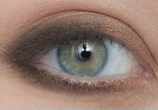 الخطوة الثالثة من مكياج العيون الخضراء