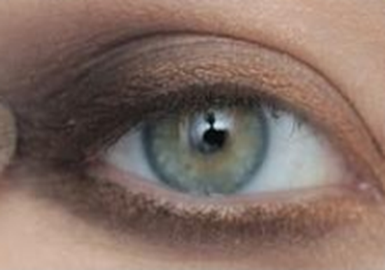 الخطوة الرابعة من مكياج العيون الخضراء