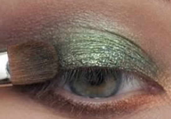 الخطوة الخامسة من مكياج العيون الخضراء