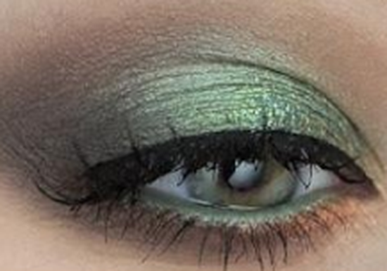 الخطوة السلابعة من مكياج العيون الخضراء