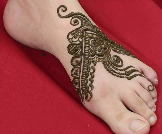 نقش-بسيط-للقدم