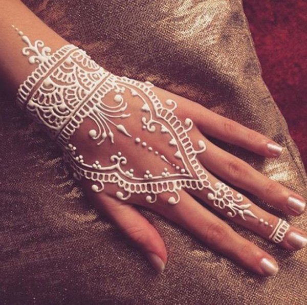 صور نقش حناء بيضاء ناعم للعروس الخليجية مشاهير