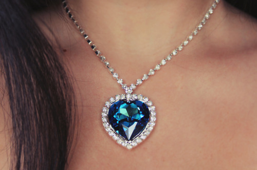 MODEL-Diamond-necklaces