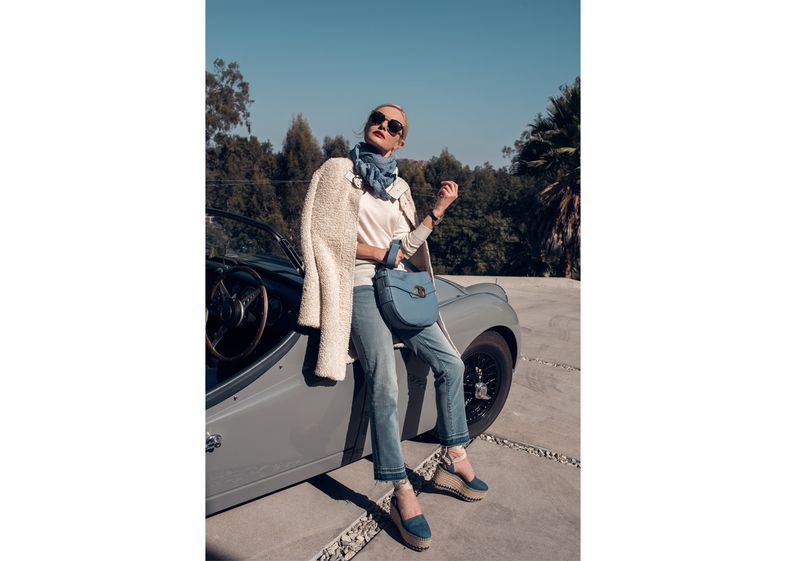 حقيبة-زرقاء-من-توري-برتش