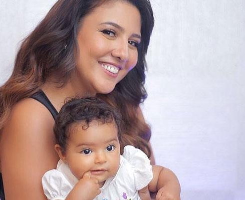 الفنانة مي كساب مع ابنتها فريدة