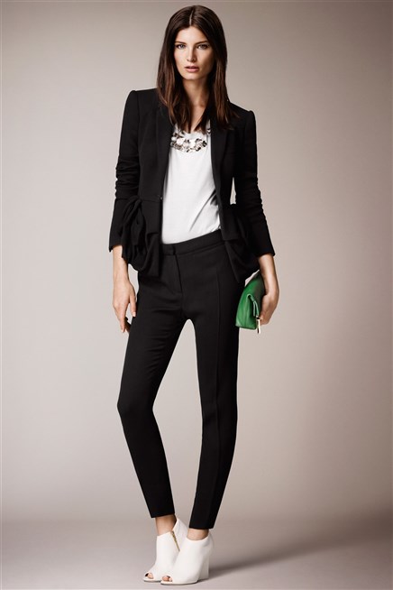 الحذاء-بلون-البلوزة