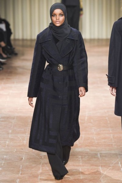 جاكيت-اسود-من-Alberta-Ferretti